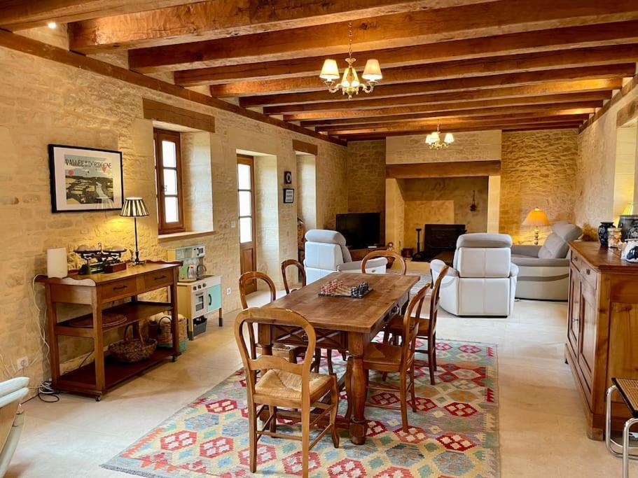 Charming 19Th Century Farmhouse With Pool Vitrac  Buitenkant foto